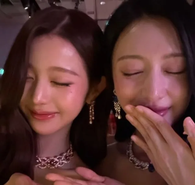 Jang Won Young (IVE) และ Kim Ji Won เจอตัวกันในงานเครื่องประดับสุดหรู ✨