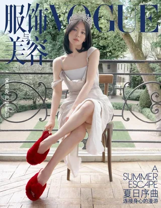 Song Hye Kyo สวยสะกดทุกสายตา ในแฟชั่นเซ็ตใหม่ของ Vogue China