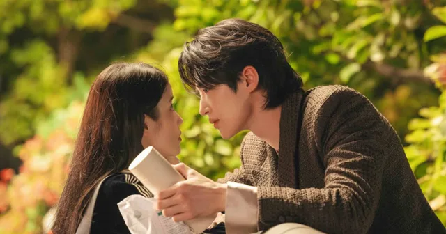 ชาวเน็ตขุดบทสัมภาษณ์เก่า IU และ Byeon Woo Seok เรื่องซีรีส์ “Perfect Crown” หลังดราม่าประเด็นประวัติศาสตร์