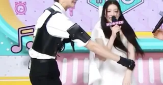 โมเมนต์น่ารัก! Gyuvin วง AND2BLE คว้าแขน Wonhee วง ILLIT เกือบหกล้มบนเวที Music Core