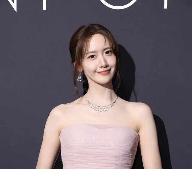 YoonA สวยสะกดทุกสายตาในชุดลูกไม้สุดหรูที่เทศกาลหนังเมืองคานส์