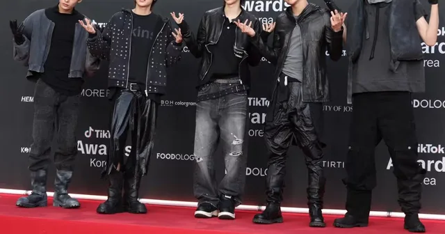 ชาวเน็ตวิจารณ์ HYBE Boy Group หลังถูกกล่าวหาว่าทำให้เครื่องบินดีเลย์เพราะขึ้นเครื่องช้า