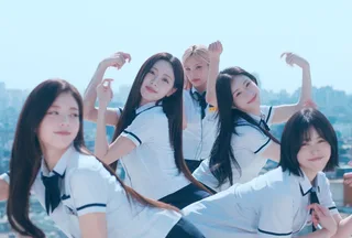 ITZY ปล่อยคลิปเต้นเพลง 'Motto' ในธีมชุดนักเรียนสุดคลาสสิก ชวนย้อนวันวาน