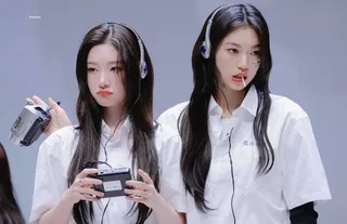 Kim Doyeon และ Jung Chaeyeon จาก I.O.I ทำแฟนๆ ตะลึงกับความสวยในงานแฟนไซน์ฉลองครบรอบ