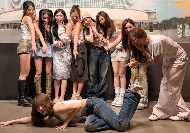 Momo วง TWICE สร้างตำนานบทใหม่! ล้มหน้าทิ่มกลางเวที ทำเอาแฟนๆ ขำกันไม่หยุด