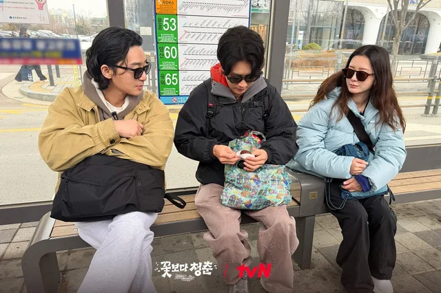 ประเด็นร้อนฉ่า! แฟนๆ ถกสนั่น ฉากใน 'Youth Over Flowers' ที่ Jung Yoo Mi เช็ดมือกับเสื้อ Choi Woo Sik
