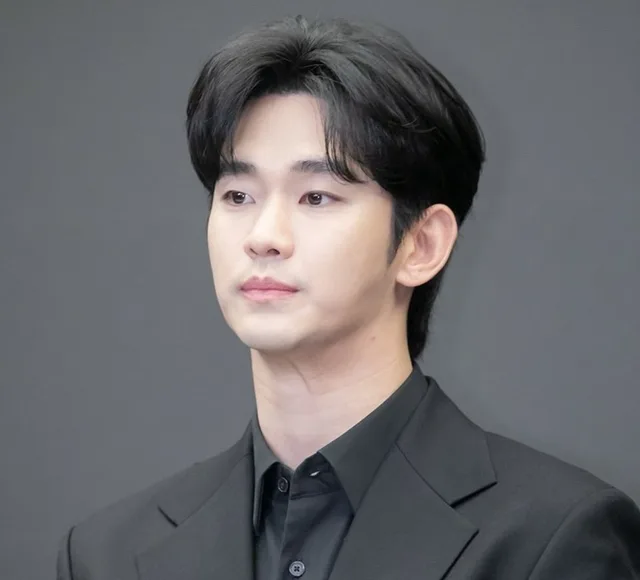 Kim Soo Hyun ส่งคำขอบคุณถึงแฟนๆ และเจ้าหน้าที่ หลังผ่านไปหนึ่งปีจากแถลงข่าวสะเทือนใจ