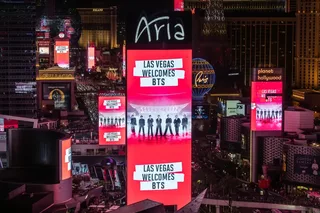 BTS เนรมิต Las Vegas ให้เป็นสีแดงฉาน ต้อนรับ 'Arirang' ทั่วทั้งเมือง