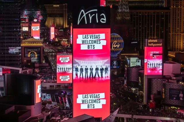 BTS เนรมิต Las Vegas ให้เป็นสีแดงฉาน ต้อนรับ 'Arirang' ทั่วทั้งเมือง