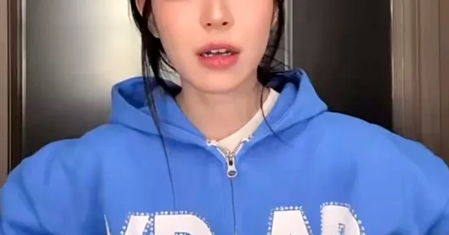Jiheon fromis_9 วิ่งวุ่นกลางไลฟ์สด หลังรู้ตัวว่าใส่เสื้อสีพรรคการเมืองช่วงเลือกตั้ง!