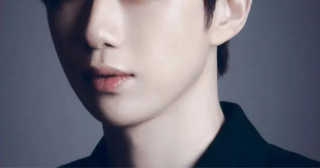 Kang Daniel ทำแฟนๆ ตะลึง! โผล่ในชุดทหาร แต่ดูเด็กลงกว่าเดิมอีก!?