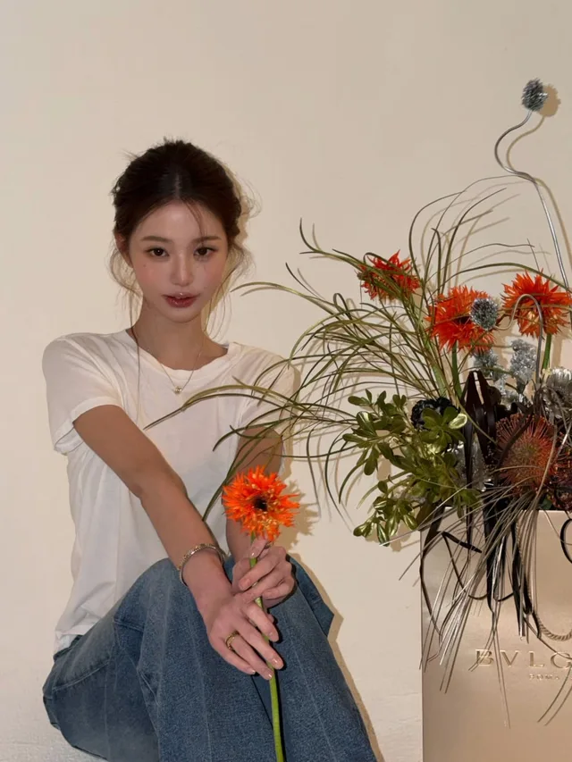 Wonyoung วง IVE สวยสะกดตาในลุคเสื้อยืดขาวกางเกงยีนส์ พร้อมดอกไม้บานสะพรั่ง