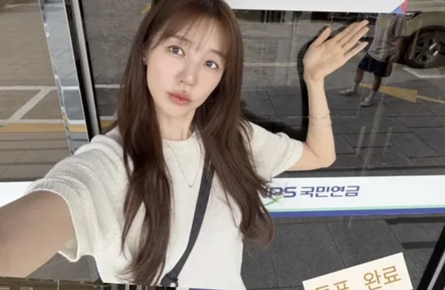 Yoon Eun Hye ยิ้มสดใส ชวนคนไปใช้สิทธิ์เลือกตั้ง พร้อมเซลฟี่หน้าคูหา!