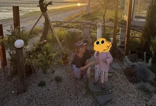 Son Ye Jin อวดโมเมนต์สุดอบอุ่นกับลูกชายตัวน้อยริมทะเล