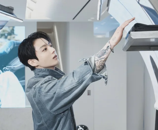 Jungkook แห่ง BTS สร้างปรากฏการณ์คนแน่นฮาราจูกุในงาน Calvin Klein