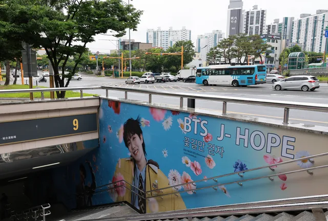 แฟนๆ เนรมิตสถานีรถไฟใต้ดินปูซานให้เป็นธีม BTS ต้อนรับคอนเสิร์ตใหญ่