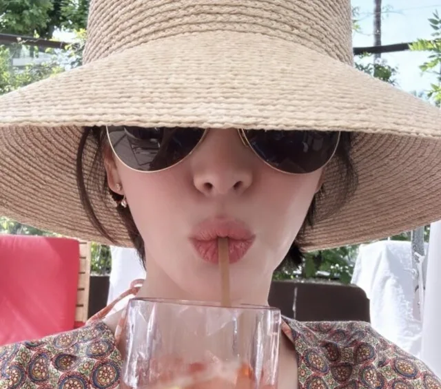 Song Hye Kyo เปลี่ยนรูปเที่ยวธรรมดาให้เป็นแฟชั่นสุดหรู