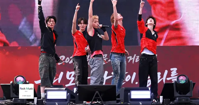 CORTIS ปลุกพลังแฟนบอลที่จัตุรัส Gwanghwamun ในงาน World Cup Watch Party