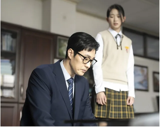 So Ji Sub คุกเข่าอ้อนวอน Joo Sang Wook ในภาพนิ่งใหม่จาก 'The Dream Life of Mr. Kim'
