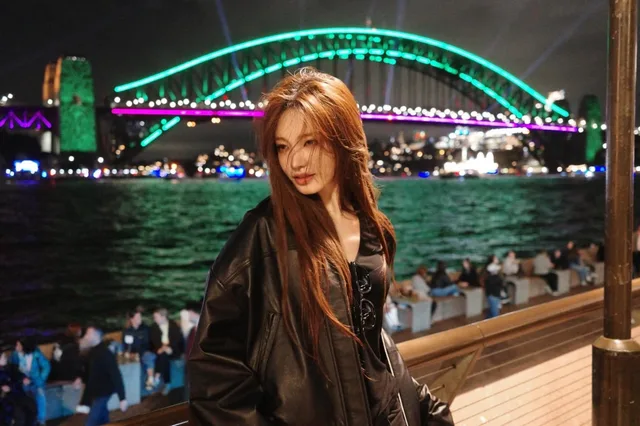 Liz วง IVE สวยสะกดตาในภาพถ่ายกลางคืนที่ซิดนีย์