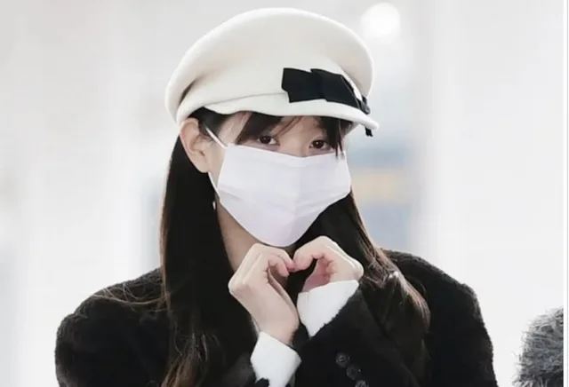Jang Won Young IVE จุดชนวนให้สนามบินเกาหลีออกกฎใหม่ให้ถอดหน้ากาก-หมวกตอนตรวจบัตร!