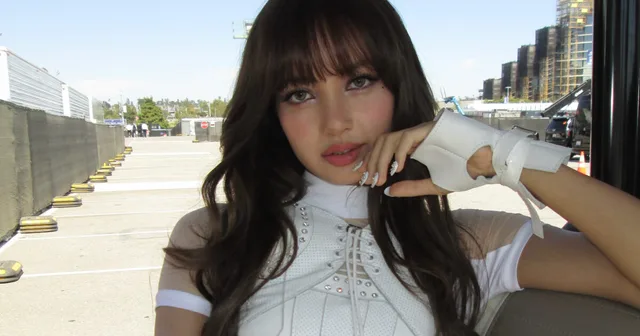 Lisa BLACKPINK อวดรถสปอร์ตคันใหม่ ย้ำสถานะสาวน้อยรวยทรัพย์