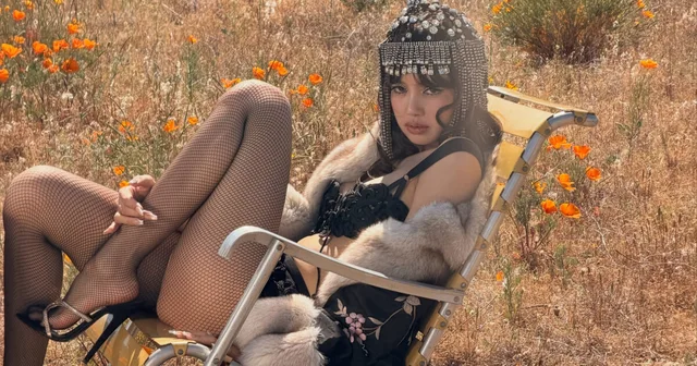 Lisa BLACKPINK สวยสะกดทุกสายตาในภาพเซ็ตใหม่