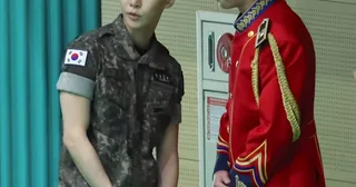 Doyoung วง NCT กับนักแสดงหนุ่ม Kim Young Dae โคจรมาเจอกันในกรมทหาร ทำเอาแฟนๆ ตะลึง!