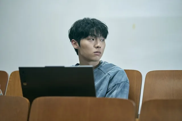 Choi Min Sik ชม Choi Hyun Wook ไม่ขาดปากกับการแสดงในซีรีส์ใหม่ 'The Last Row Boy' ทาง Netflix