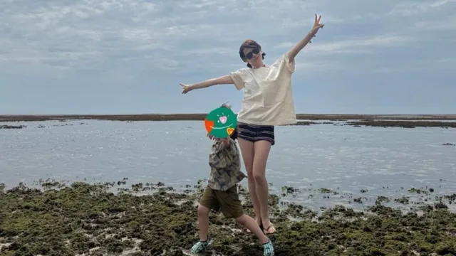 ลูกชาย Son Ye Jin และ Hyun Bin โดนชมเปาะว่าสวยเหมือน AI ตอนเจอที่โอกินาวา!