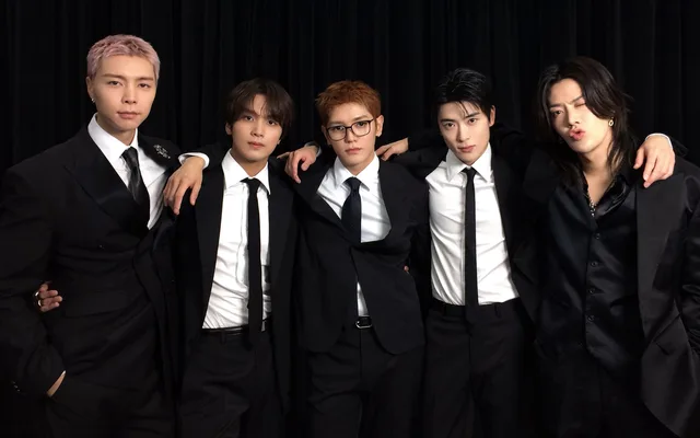 NCT 127 เริ่มฉลองครบรอบ 10 ปี ด้วยภาพและวิดีโอ Gala สุดปัง!