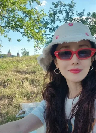 Kim Ji Soo ยืนยันไม่ได้เกษียณจากวงการบันเทิง แค่ไปใช้ชีวิตที่ปราก!