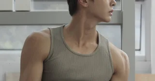 เรื่องเล่าสุดฮา! หนุ่มปั้นหม้อสุดหล่อทำสาวๆ 400 คนเข้าใจผิด คิดว่าจะได้เจอตัวจริงในคลาสเรียน