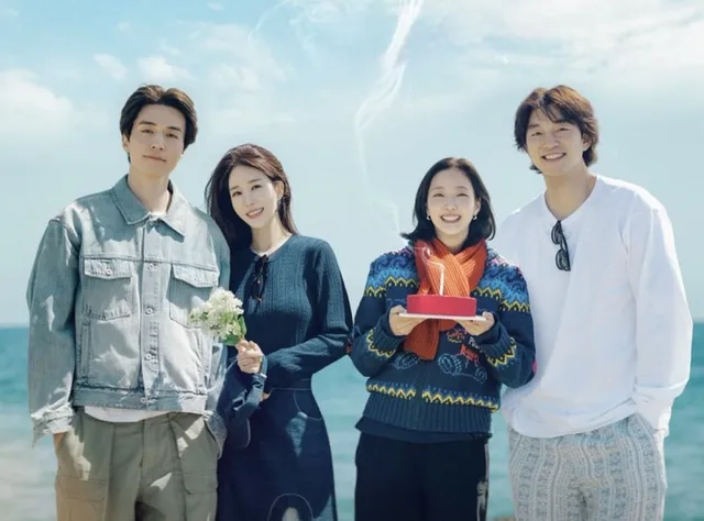 Kim Go Eun ถกฉาก '19+' กับ Gong Yoo และ Lee Dong Wook ในการรวมตัวนักแสดง 'Goblin'