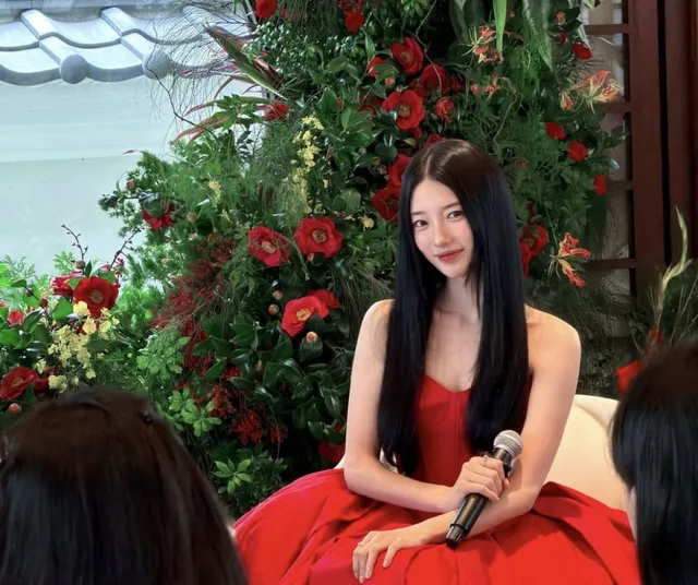 Suzy ทำแฟนๆ ตะลึงกับลุคใหม่สุดปังในชุดเดรสสีแดง