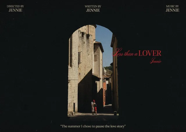 Jennie BLACKPINK แย้มโซโล่คัมแบ็ก! ปล่อยโปสเตอร์แรกโปรเจกต์กำกับเอง 'Less Than A Lover'