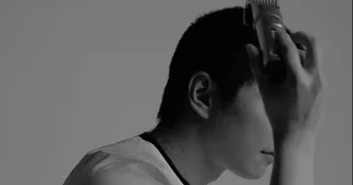 Lee Jun Young โกนหัวเตรียมเข้ากรมด้วยตัวเอง! พร้อมรอยยิ้มสดใส