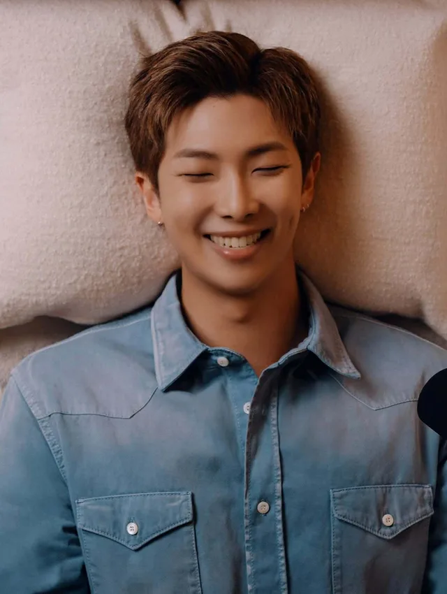 RM วง BTS เผยแนวคิดผู้นำในบทสัมภาษณ์กับ Bella Freud