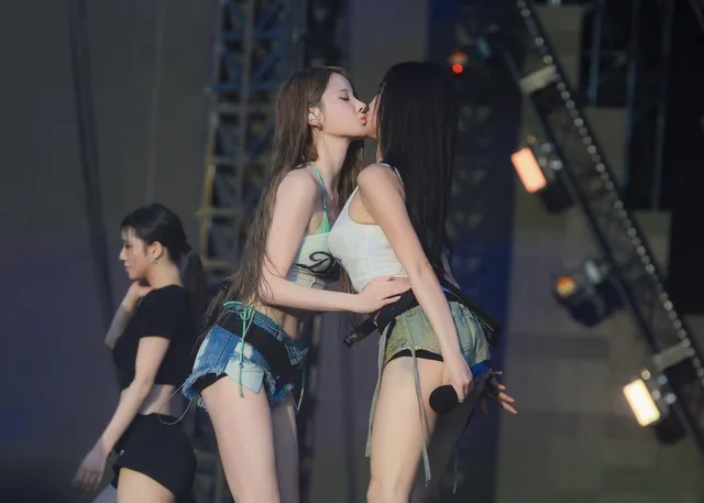 KISS OF LIFE ทำเวที Waterbomb Seoul 2026 ลุกเป็นไฟ! Belle และ Natty จุดกระแสด้วยจูบกลางเวที