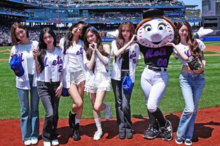 IVE บุกสนาม MLB ที่อเมริกา Wonyoung รับหน้าที่ขว้างลูกเปิดเกมสุดปัง!