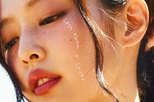 Jennie คว้าชัยชนะครั้งแรกด้วยเพลง “Less than a Lover” บนเวที “M Countdown”