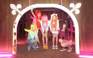 KiiiKiii ปล่อยเพลง "Candy Pink Magic Hole Flip Phone"