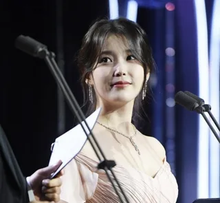 IU คัมแบ็กงานสาธารณะในฐานะพิธีกร หลังพักงานเพราะปัญหาสุขภาพ