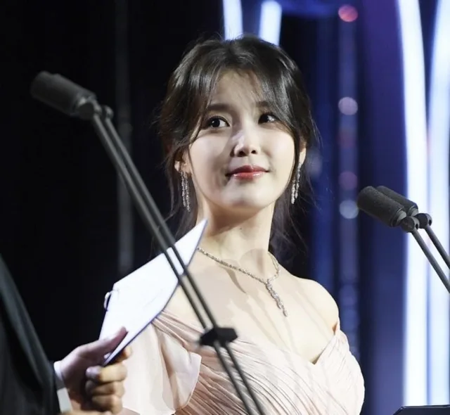 IU คัมแบ็กงานสาธารณะในฐานะพิธีกร หลังพักงานเพราะปัญหาสุขภาพ