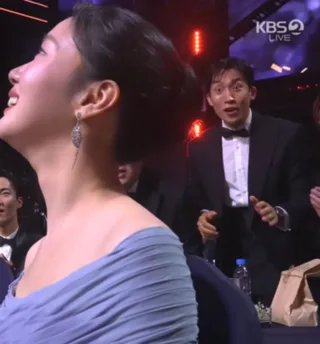มิตรภาพสุดน่ารักของ Kim Go Eun และ Lee Sang Yi ที่งาน Blue Dragon Series Awards