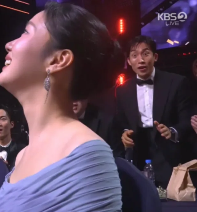 มิตรภาพสุดน่ารักของ Kim Go Eun และ Lee Sang Yi ที่งาน Blue Dragon Series Awards