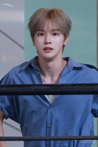 Sungchan วง RIIZE ปรากฏตัวพร้อมผมบลอนด์ครั้งแรกตั้งแต่เดบิวต์ ทำเอาแฟนๆ ตื่นเต้น!