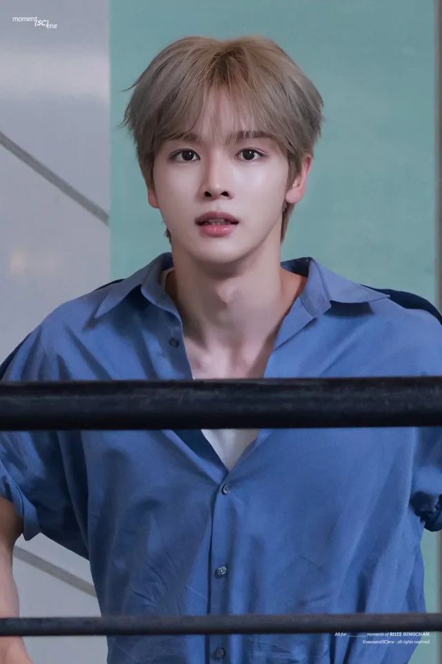 Sungchan วง RIIZE ปรากฏตัวพร้อมผมบลอนด์ครั้งแรกตั้งแต่เดบิวต์ ทำเอาแฟนๆ ตื่นเต้น!