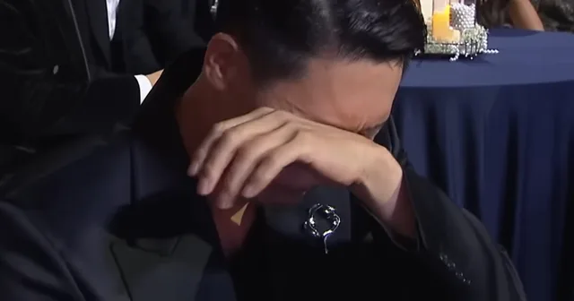 นักแสดงหนุ่ม Jin Seon Kyu กลายเป็นไวรัลจากปฏิกิริยา 'เหมือนหลุดมาจาก K-Drama' หลังภรรยาคว้าชัย Blue Dragon ที่รอคอยมานาน