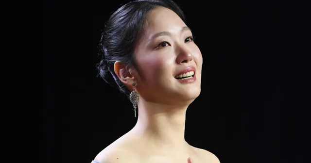 Kim Go Eun คว้ารางวัลแดซัง แต่คำอธิบายจาก Blue Dragon ทำเอาชาวเน็ตเสียงแตก!